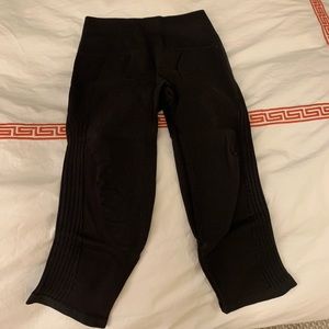 Lululemon cropped (slightly below knee) Capri